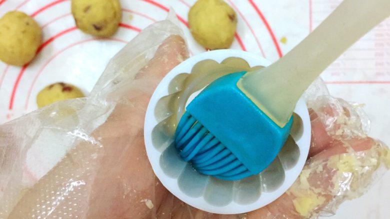 Diy手工蔓越莓绿豆糕,在绿豆糕模具里刷油,方便脱模。