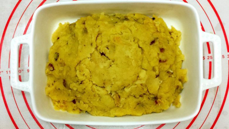 Diy手工蔓越莓绿豆糕,把炒好的绿豆沙盛在碗里,摊凉备用