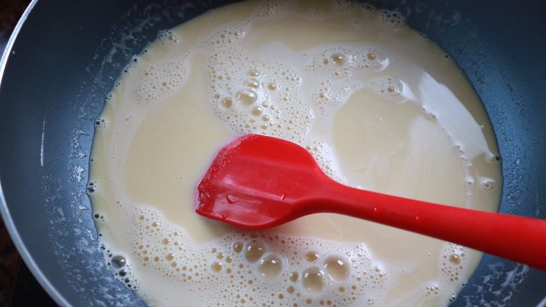 豆乳盒子,将豆浆蛋液倒回锅中,我用的平底锅,翻炒起来比较方便