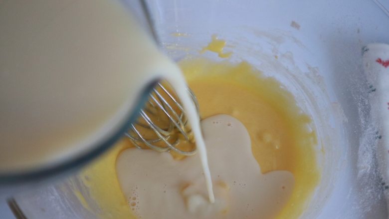 豆乳盒子,将豆浆重新加热,然后倒入蛋黄糊中,边倒要边搅拌