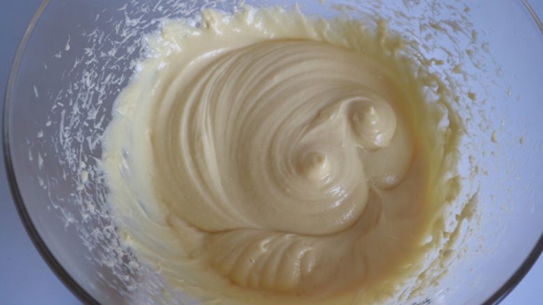 豆乳盒子,用打蛋器低速将豆乳卡仕达酱和奶油奶酪充分搅拌均匀,豆乳就做好了