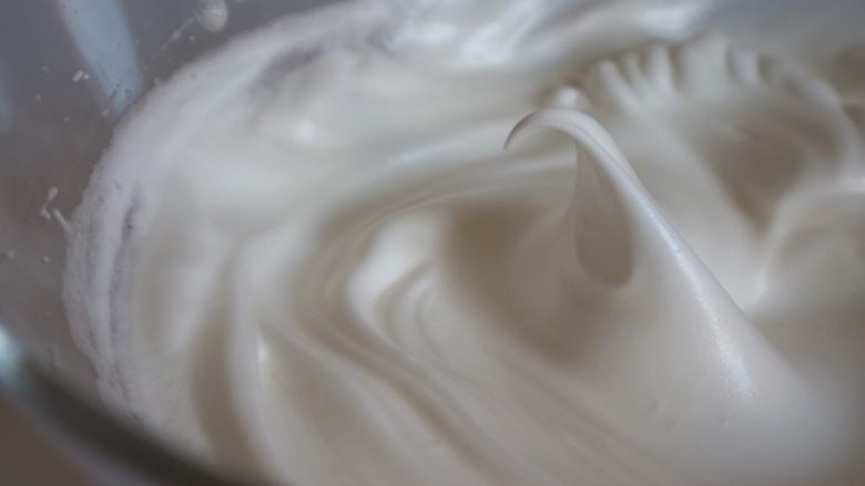 豆乳盒子,细砂糖分三次加入,打发至小弯钩