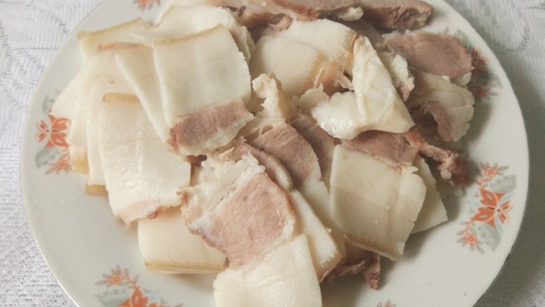 回锅肉,捞起稍凉切薄片