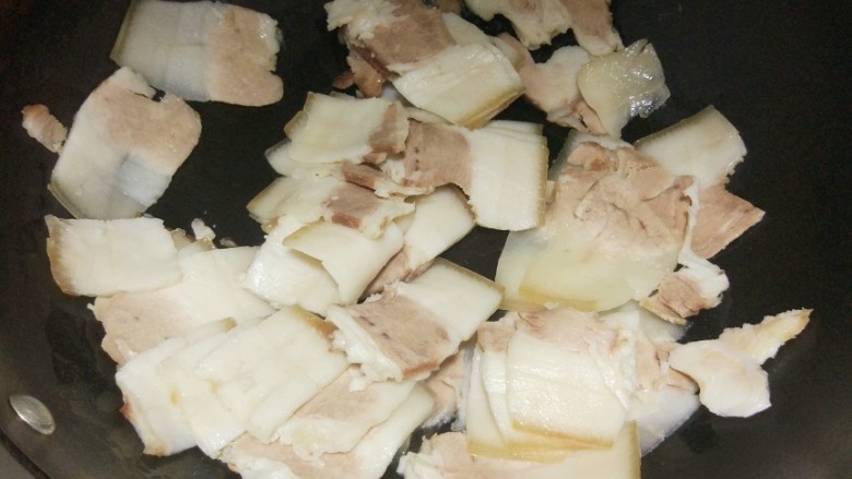 回锅肉,中火下肉片,加一点点盐煸炒