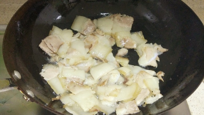 回锅肉,直到煸出油来,肉片微卷