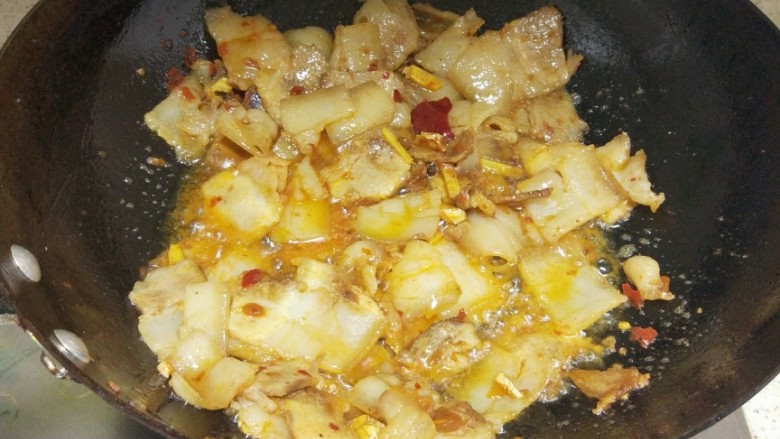 回锅肉,加入<a style='color:red;display:inline-block;' href='/shicai/ 134550'>干花椒</a>，<a style='color:red;display:inline-block;' href='/shicai/ 164'>豆瓣</a>，老姜大蒜炒香
