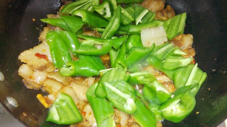 回锅肉,加入青椒和盐继续翻炒，加少许<a style='color:red;display:inline-block;' href='/shicai/ 788'>生抽</a><a style='color:red;display:inline-block;' href='/shicai/ 3729'>白糖</a>调味