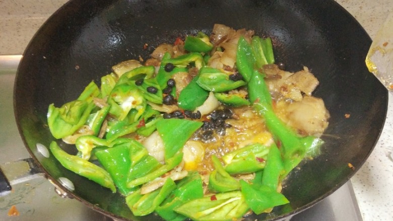 回锅肉,加<a style='color:red;display:inline-block;' href='/shicai/ 694'>豆豉</a>翻炒至青椒熟了，加<a style='color:red;display:inline-block;' href='/shicai/ 717'>味精</a>炒匀，关火起锅装盘