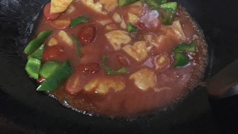 菠萝咕噜肉,炒至青椒，番茄块熟时下酸甜汁