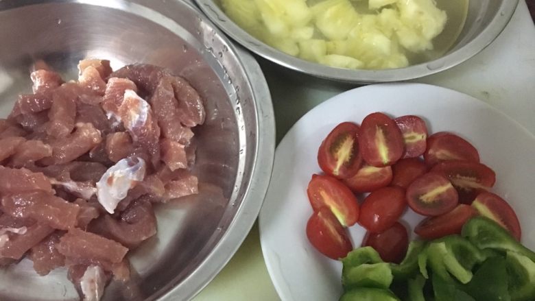 菠萝咕噜肉,把菠萝切块泡盐水十五分钟，再把里脊肉切成条或块，小番茄切半，青椒滚刀切