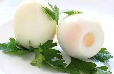 苏格兰蛋, 水烧开，放入<a style='color:red;display:inline-block;' href='/shicai/ 60616'>生鸡蛋</a>煮熟，冷却后剥壳