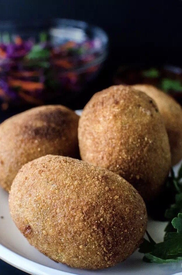 苏格兰蛋,油温180℃左右时，下入鸡蛋球，注意翻动，炸至表面焦黄即可。