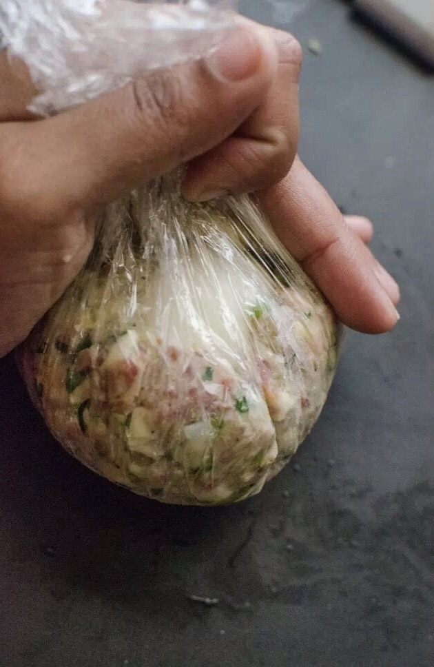 苏格兰蛋,<a style='color:red;display:inline-block;' href='/shicai/ 34374'>猪肉馅</a>加洋葱碎、奶酪丝、欧芹碎、<a style='color:red;display:inline-block;' href='/shicai/ 919'>柠檬汁</a>拌均，加盐调味。用搅拌好的<a style='color:red;display:inline-block;' href='/shicai/ 34374'>猪肉馅</a>将鸡蛋包住，沾上蛋液，再裹上面包屑。