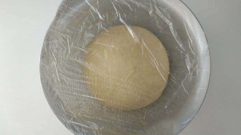 厚底鲜虾批萨,盖保鲜膜,在室温下发酵