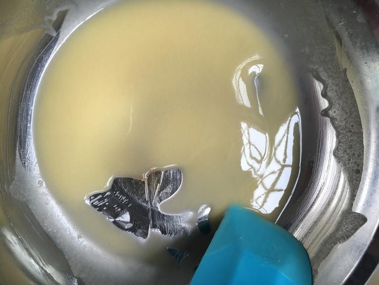 巧克力夹心小蛋糕,
筛入低粉,快速搅拌,烫成面糊放凉备用!