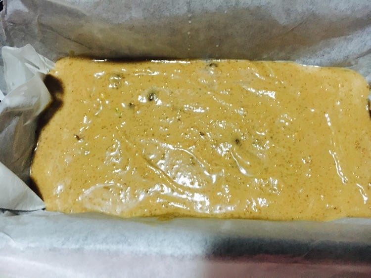 坚果布朗尼,把面糊进铺好油纸的模具里整平!进烤箱180度,中层,20分钟。