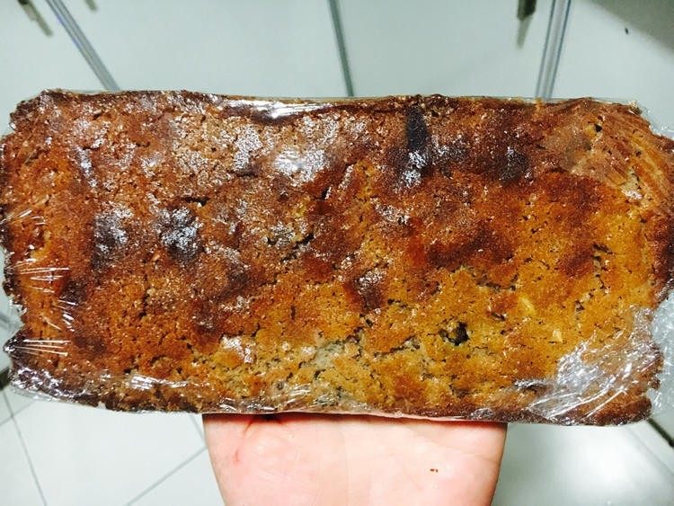 坚果布朗尼,成功布朗尼表面会有一层干皮,冷却出炉后包好放进冰箱冷藏一晚。第二天切块食用味道棒棒哒。