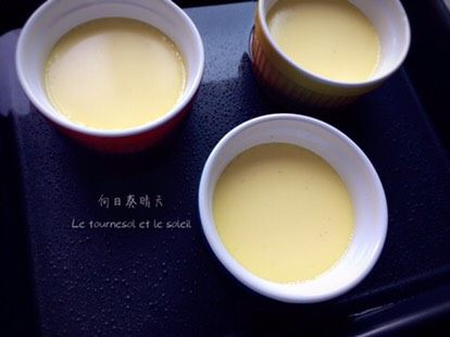 法式香草布蕾(Crème Brûlèe),图中仅烤至七八分凝固的状态,轻敲杯子液面会抖动。喜欢全部凝固的要烤25min左右。