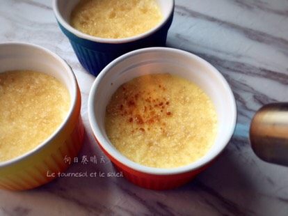 法式香草布蕾(Crème Brûlèe),冷却,冷藏4h后再均匀撒一层<a style='color:red;display:inline-block;' href='/shicai/ 870'>赤砂糖</a>,用火枪将砂糖烧焦后即可食用。