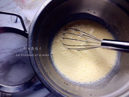 法式香草布蕾(Crème Brûlèe),过筛两次去渣去泡。