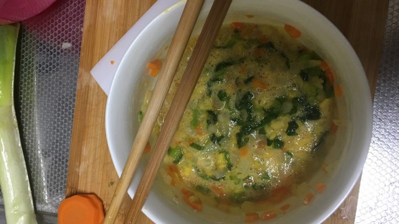 宝宝辅食～蔬菜饼,把切好的蔬菜、<a style='color:red;display:inline-block;' href='/shicai/ 432'>肉松</a>放在鸡蛋里，拌匀。