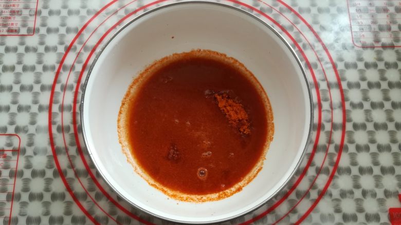 新奥尔良烤鸡根翅(砂锅版),新奥尔良腌料粉和水按照1:1比例调制搅拌均匀