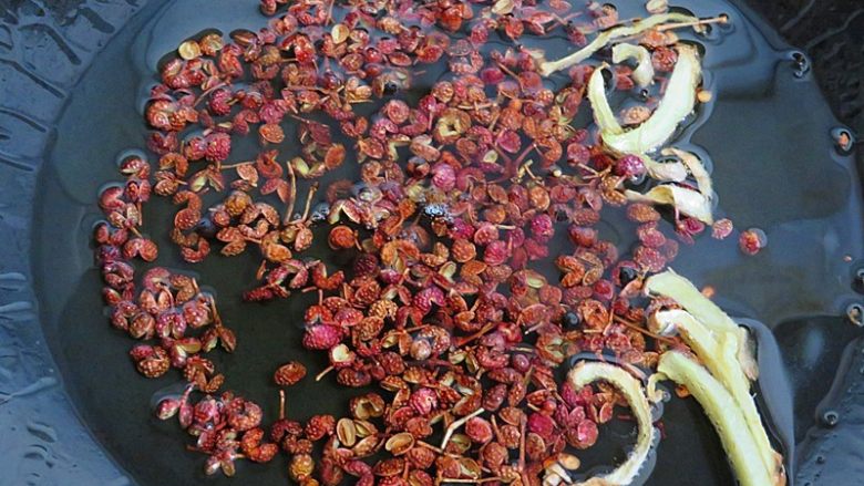 麻辣啤酒小龙虾,锅内注入油,烧至6分热放姜丝花椒麻椒炸出香味