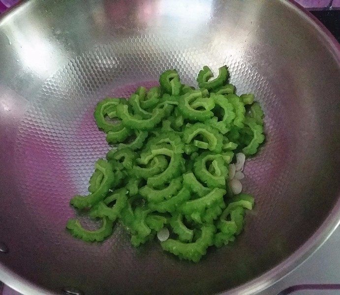 新蒜头炒苦瓜,倒入苦瓜片,开大火爆炒