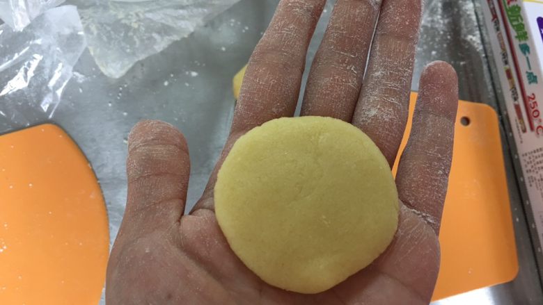手揉菠萝包~家庭烘焙基础课之面包课程,在手心摁扁