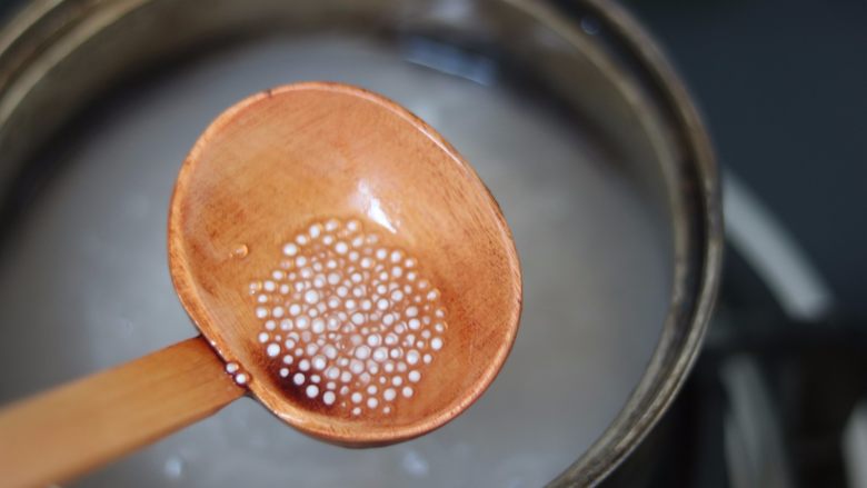 芒果牛奶燕麦西米露,8.煮到西米里面有白心的状态关火