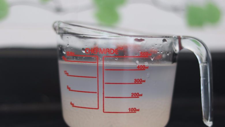 芒果牛奶燕麦西米露,10.熟透后捞出放入事先准备好的白开水容器中备用
