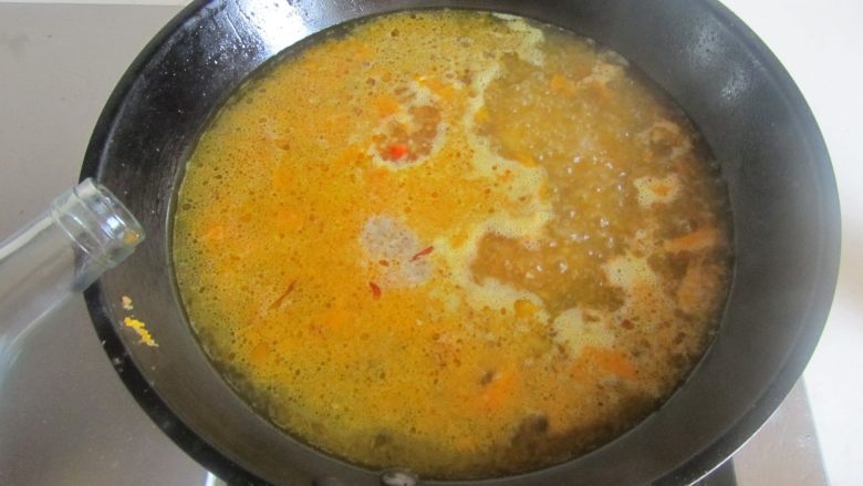酸汤肥牛,加入适量的白醋;