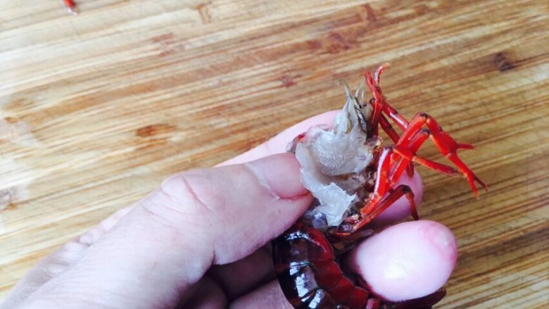 红烧小龙虾,看到两旁的腮了吗?要剥掉。