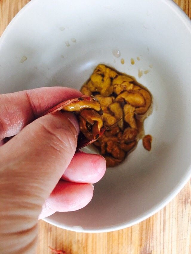 红烧小龙虾,用大拇指,从后面轻轻往前推,虾黄就完整的落到碗里。
