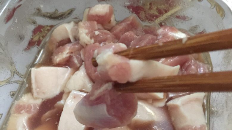 肉粽子,猪肉切成小块,用大蒜花椒盐水腌制备用
