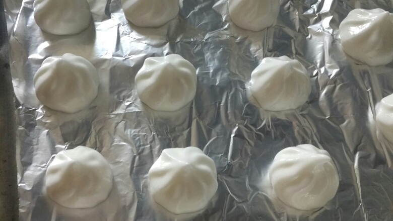 蛋白糖,两厘米大就好，大了难烤
