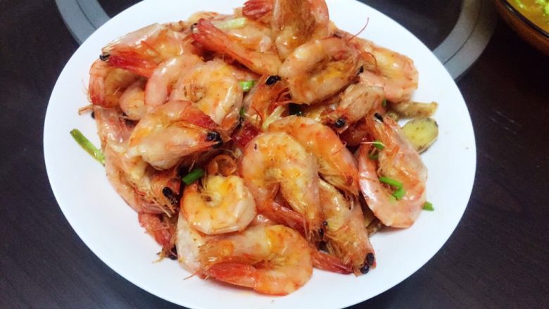 椒盐基围虾,快速翻炒均匀即可出锅,基围虾前面腌制过,炸熟的,椒盐翻炒均匀就可以出锅。