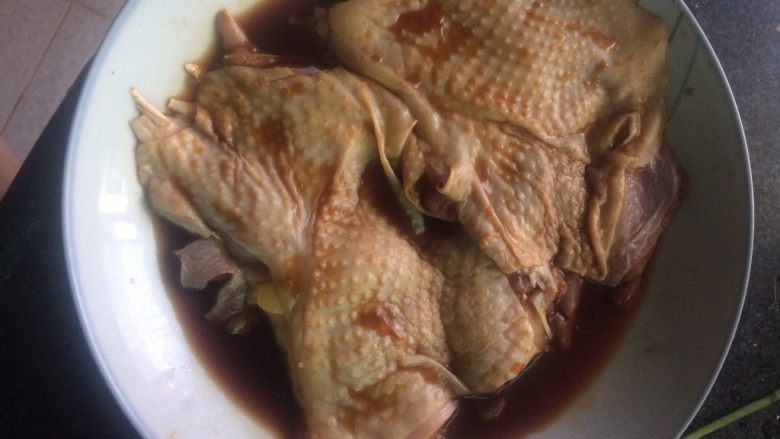 吃鸡+鸡腿卷,将剔好的鸡腿肉放入容器内,将酱汁倒入,包上保鲜膜放入冰箱腌制3一4小时
