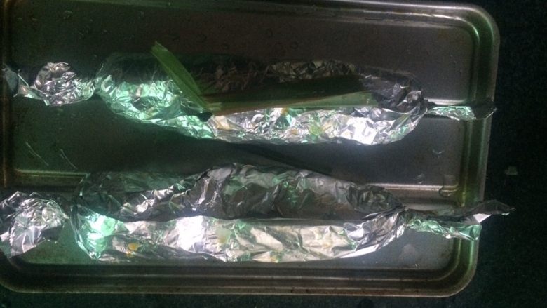 吃鸡+鸡腿卷,用锡纸将鸡腿卷包好,两头封死成糖块状,入烤箱,上下火180度,烤35一40分钟即可