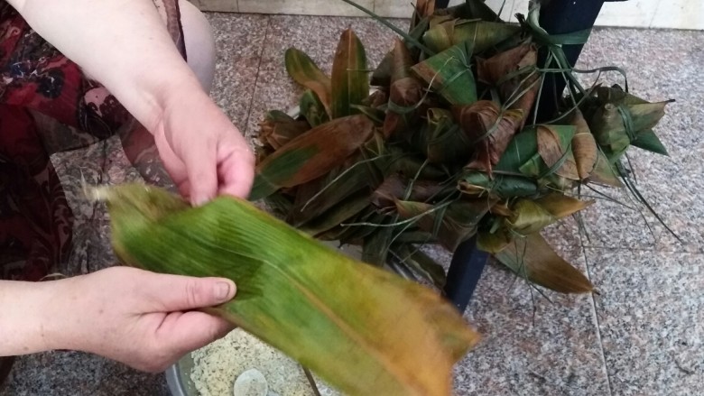粽横天下―粽子, 粽叶洗干净后把边角用手掐掉,这样吃的时候边角不会沾到粽子上哦!
一个粽子用两张棕叶,这样包得好些不会漏。