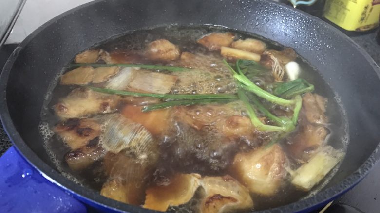 上海啤酒红烧肉,重复加啤酒动作,直到啤酒用剩一半时全部倒入,可以略微加点水,没过肉。
<a style='color:red;display:inline-block;' href='/shicai/ 762'>老抽</a>加入1.5勺,<a style='color:red;display:inline-block;' href='/shicai/ 788'>生抽</a>加入0.5~1勺,觉得咸可以微调,<a style='color:red;display:inline-block;' href='/shicai/ 762'>老抽</a>为了上色,<a style='color:red;display:inline-block;' href='/shicai/ 788'>生抽</a>为了提鲜。我家只有<a style='color:red;display:inline-block;' href='/shicai/ 788'>生抽</a>,所以颜色上有点淡了。没过肉的味道会偏淡,没事,如果这时候味道正好的话收水后就咸了!
葱打结后一起放进锅里,中火盖锅煮到水快干为止。后面可以转小火,偶尔翻个面,避免烧焦粘锅。