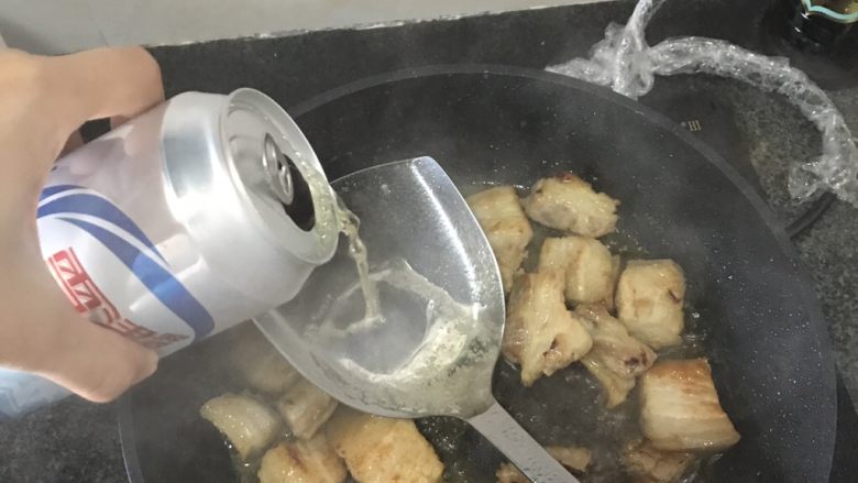 上海啤酒红烧肉,不停翻炒,直到肉有点粘锅,开始加啤酒,第一次加时,淋着锅边加,后面一点一点加,每加一点点继续翻炒,翻炒至粘锅再加。