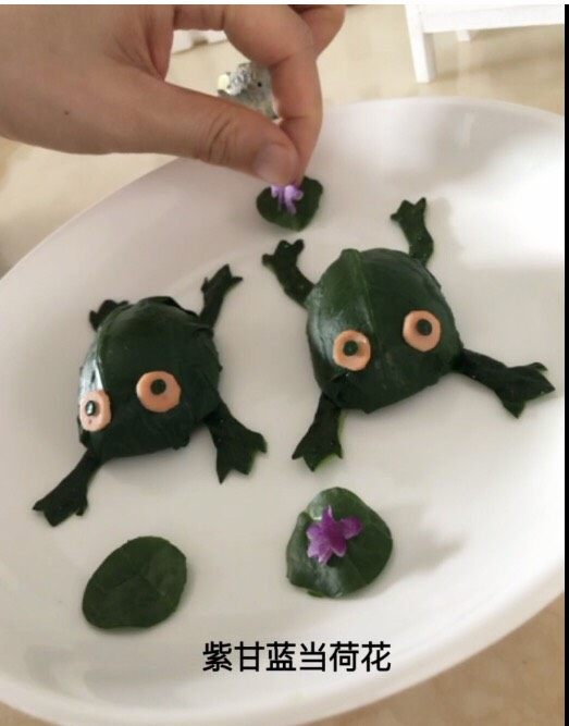 快乐的小青蛙,圆圆的菠菜叶子当荷叶,紫甘蓝当荷花。