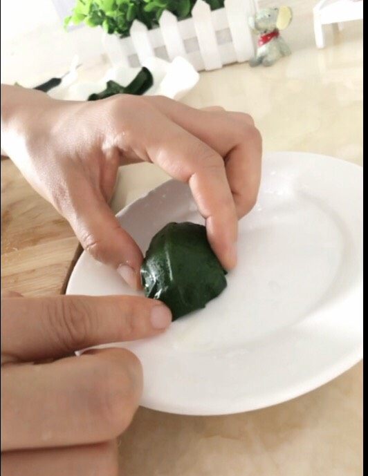快乐的小青蛙,鸡蛋上面也放一片菠菜叶子,把鸡蛋包起来。
