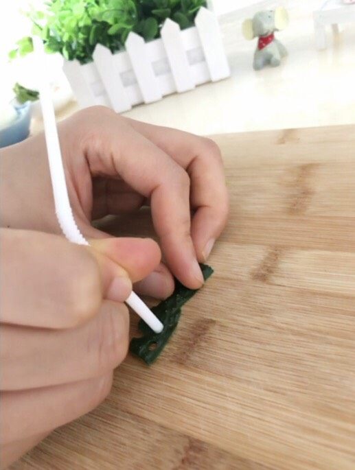 快乐的小青蛙,用吸管扎黄瓜皮,取出4个小圆点做青蛙的眼珠子。
