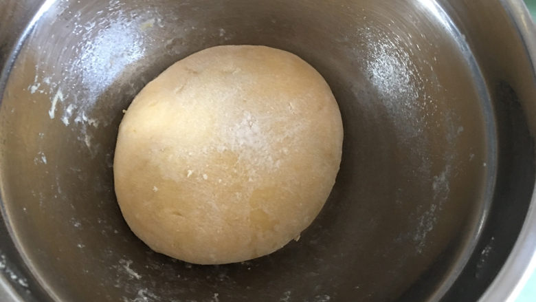 原味沙琪玛,搅拌好的面团有些粘手，取出时手上涂点玉米淀粉或者面粉，取出面团揉圆放在盆里静止10分钟。