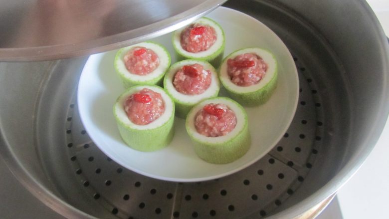 肉酿蒸笋瓜,锅上汽后放入里面蒸上八分钟;