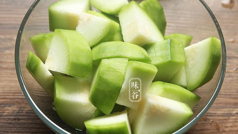 夏日消暑健胃靓汤~茨实节瓜汤,<a style='color:red;display:inline-block;' href='/shicai/ 76'>节瓜</a>去皮切大块;