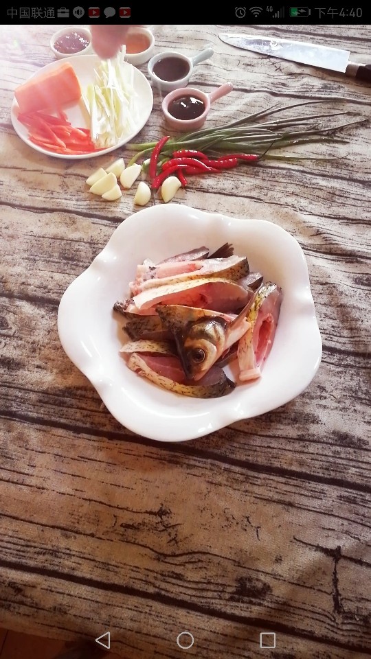 孔雀开屏清蒸鱼,准备腌鱼～<a style='color:red;display:inline-block;' href='/shicai/ 718'>料酒</a>，盐腌制十五分钟