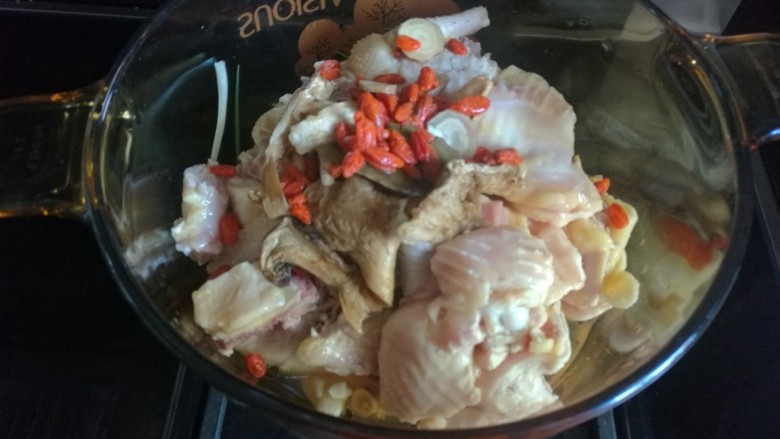 一鸡两吃之小公鸡三步走,小公鸡洗净切块,用开水焯去血水后放入锅中。将各种药材净水泡5分钟后沥出,和煲汤佐料一起放入锅中。